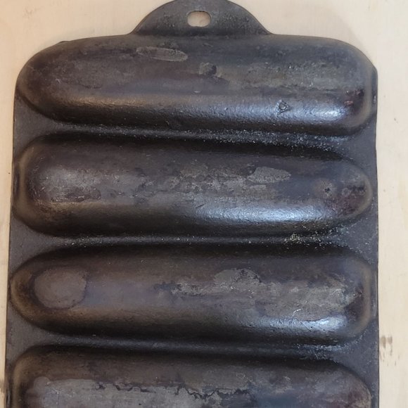 Vintage Cast Iron Cornbread Pan Made in USA Makes 7 Corn Shaped Loaves Metal - Picture 6 of 9